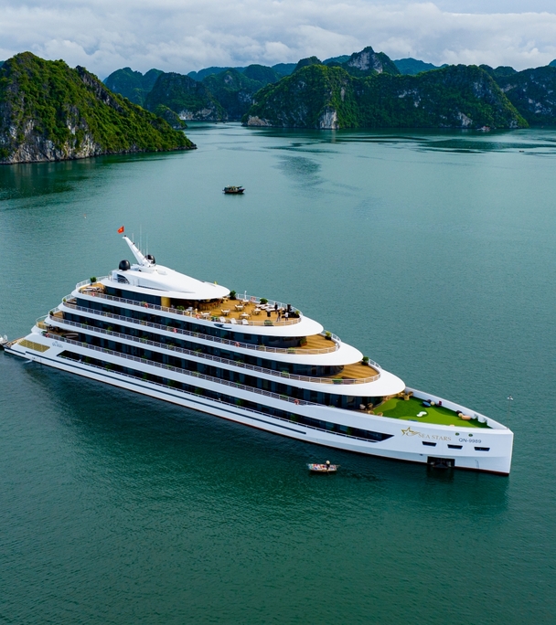 A FLOATING HOTEL ON THE HERITAGE BAY